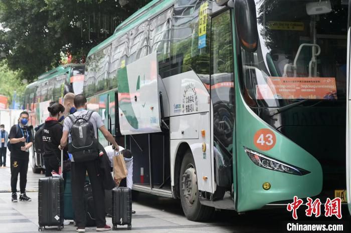 说罢，他压住心底的恼怒，道：施神医，我来找你，无非就是想辛苦你跑一趟苏杭，苏杭离金陵没多远，专机一个小时就能到，只要你跑这一趟，我就给你一千万，你看如何？施天齐摇摇头，淡淡说道：你的儿子我治不了，请回吧。